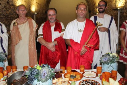 El presidente de El Borrallo, Jesús Prieto, entre Josefus Orologius y el actual César Augusto. A.V.