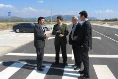 La delegación industrial israelí, con los alcaldes de Ponferrada y Cubillos, ayer en el Bayo