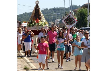 La romería de Boínas, con la talla de la Virgen precedida por el ramo leonés. RAMIRO