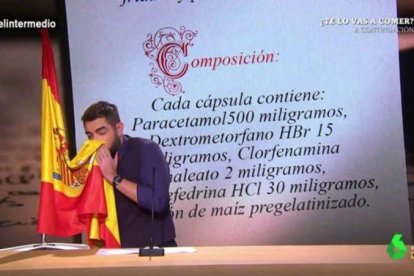 Imagen del polémico sketch de Dani Mateo en El Intermedio en el que se suena con la bandera.