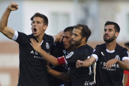 Señé celebra con rabia junto a sus compañeros el primer gol de Aridane. ALFREDO SANTOS