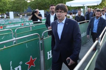 El presidente de la Generalitat, Carles Puigdemont, visita el festival Primavera Sound, en Barcelona.