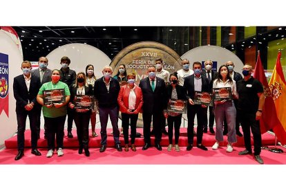 Foto de familia de los galardonados, junto al presidente de la Diputación y diferentes diputados, ayer en la clausura de la feria de los Productos de León. MARCIANO PÉREZ