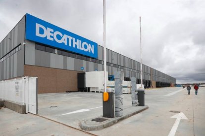 Centro logístico de Decathlon en Villadangos. JESÚS F. SALVADORES