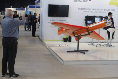 Los leoneses se acercaron a ver la exposición de drones. RAMIRO