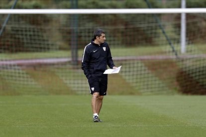 Ernesto Valverde, en un entrenamiento del Athletic de Bilbao, en las instalaciones de Lezama, en octubre pasado.