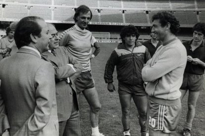 Josep Lluís Núñez y Jordi Pujol hablan con Quini en presencia de César Menotti, Diego Maradona y Àngel Pichi Alonso.