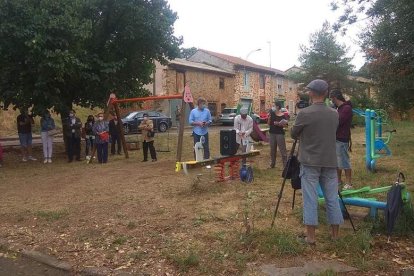 Instante de la reunión en el parque. PLAT. VALDERREY PUEBLO UNIDO