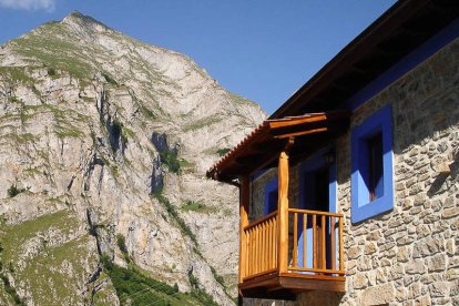 Exterior y dormitorio de la casa ruralLa Sierra en Ribota de Sajambre.