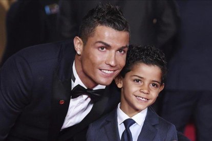 Cristiano Ronaldo junto a su hijo.