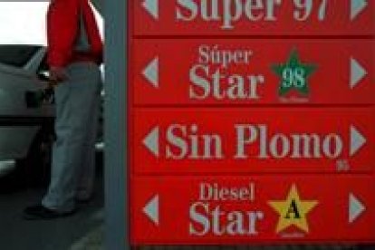 En la imagen el cartel indicador de los distintos tipos de carburantes en una gasolinera