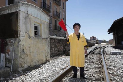 Felicidad Díez Álvarez rememora sus años guardabarrera en Sorriba, en el Museo del Ferroviario de Cistierna. JESÚS F. SALVADORES