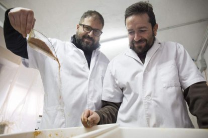 Nacho Rodríguez y David Manceñido, con el propóleo que exportan a Francia. FERNANDO OTERO PERANDONES