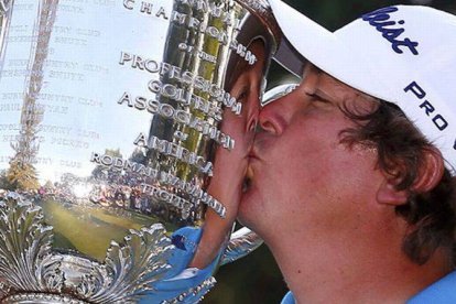 Jason Dufner besa el trofeo del Campeonato de la PGA.