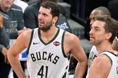 Nikola Mirotic y Pau Gasol, con los Bucks, en un partido contra los Spurs.