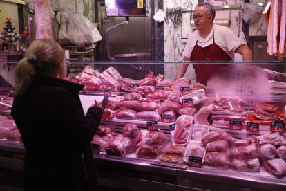 La cesta de la compra sigue tirando al alza de los precios, con más fuerza en León. JAVIER LIZÓN