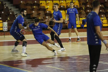 Los jugadores del Abanca Ademar llevan diez días sin entrenamientos grupales. FERNANDO OTERO