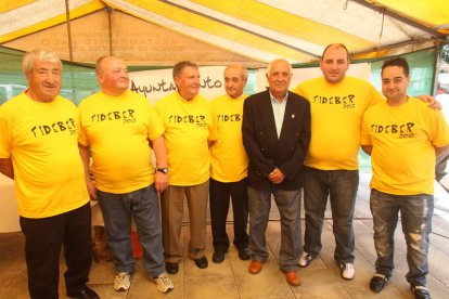 De pie, Paco Picos, Silvano, Quindós, Eduardo y Tirone; agachados, Martín Pérez, Toñín y Fuentes, homenajeados con el premio «blanquiazules de leyenda».