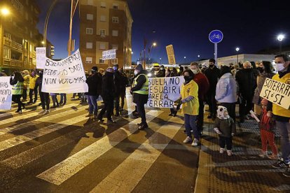 Vecinos de Trobajo ante uno de los puentes que estigmatizan el desarrollo urbano equilibrado del área metropolitana. MARCIANO PÉREZ