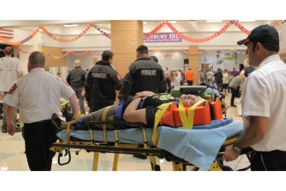 Un persona herida que resultó herida a causa del tornado es trasladada al hospital.