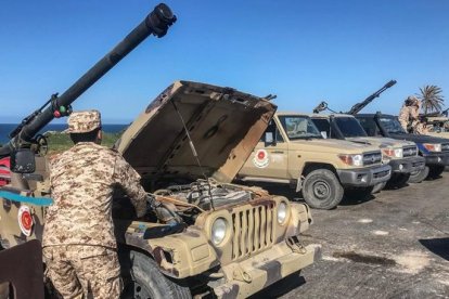 Fuerzas leales al Gobierno de Unidad Nacional, que apoya la ONU, llegan a un suburbio de Trípolo para hacer frente a la ofensiva del mariscal Hafter.