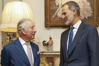 Felipe VI junto a Carlos III, ayer, en la residencia de éste de Clarence House. FRANCISCO GÓMEZ