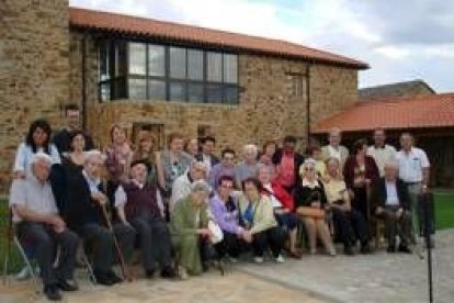 Los participantes en la iniciativa posaron en el patio del palacio