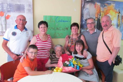 Foto de familia de los participantes en la fiesta.