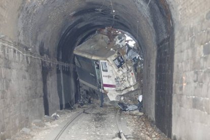 Estado en el que quedó la locomotora siniestrada. MARCIANO PÉREZ