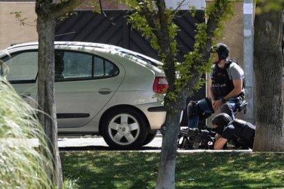 Agentes del operativo activado por la Guardia Civil hoy durante el atrincheramiento del presunto asesino. NACHO GALLEGO