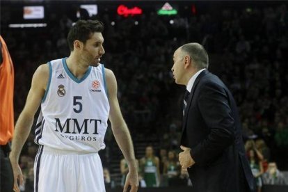 Rudy Fernández habla con su técnico, Pablo Laso, durante el partido contra el Zalgiris este jueves en Kaunas (Lituania).