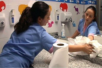 Una mujer trabajando como personal de limpieza.