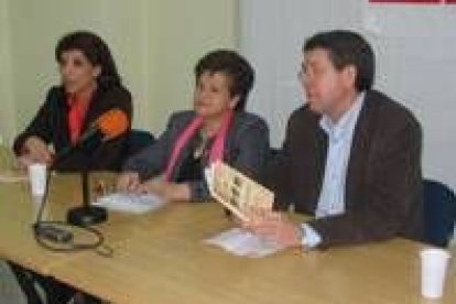 Victorina Alonso, Julia Merino y Jorge Félix Alonso en la presentación