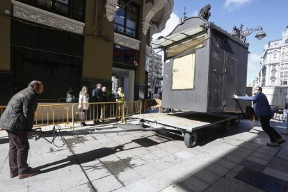 El alcalde de León, Antonio Silván y el concejal José María López Benito, asisten a la retirada del quiosco de la plaza de Santo Domingo.