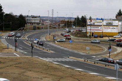 Vista de la conexión de la carretera a Astorga y la travesía de la calle Párroco Pablo Díez, pendiente de transformar en rotonda. RAMIRO