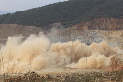 Voladura controlada en la explotación de Catisa en el área de Las Médulas.