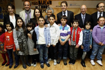 Los niños del centro escolar posaron en la foto de familia con sus profesores, familiares y las autoridades.