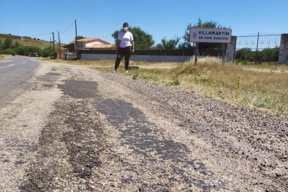 La regidora asegura que la carretera, que no se ha arreglado en los últimos 60 años, limita en gran medida la movilidad de los vecinos de su localidad. DL