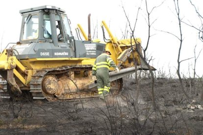 Un bulldozer trabaja para perimetrar la zona a fin de que el fuego no llegue a Villamorisca.