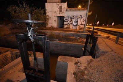 Imagen de la boca de riego, situada a escasos metros de la balsa en la que el menor se precipitó ayer.