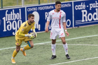 Andoni Zubiaurre se hace con el balón con la presencia del central Virgil Theresin. AURELIO FLÓREZ