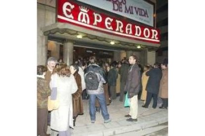 Imagen de archivo de público a las puertas del teatro