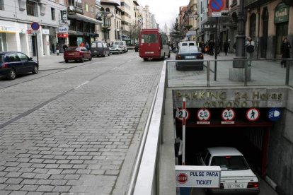 El párking ocupa el subterráneo de la avenida desde Guzmán hasta la altura de Capitán Cortés. JESÚS