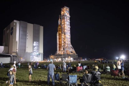 Empleados de la Nasa observan cómo se coloca el cohete en Cabo Cañaveral, Florida. JOEL KOWSKY