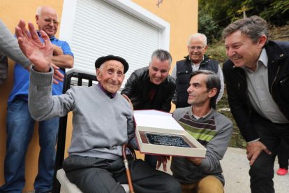 Un momento del acto celebrado ayer en San Clemente en homenaje a Aurelio Vázquez. ANA F. BARREDO