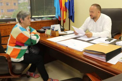 La alcaldesa de Vega de Valcarce, ayer en el despacho del presidente del Consejo Comarcal. L. DE LA MATA