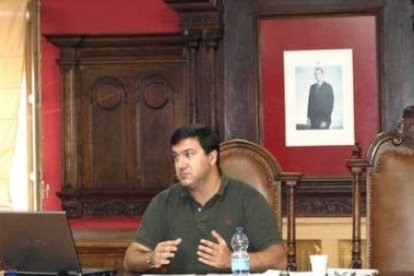 Emilio Grandío Seoane durante la ponencia celebrada ayer en Cistierna.