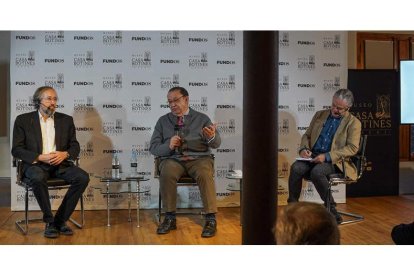 Juan Carlos Girauta, José María Rojas y Marcos de Quinto, ayer, en el Museo Casa Botines Gaudí. MIGUEL F. B.