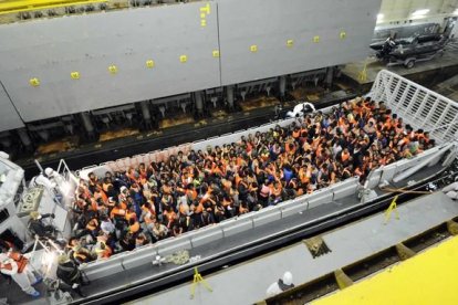 Fotografía del rescate de los inmigrantes frente a las costas de Sicilia, facilitada por la Marina italiana.