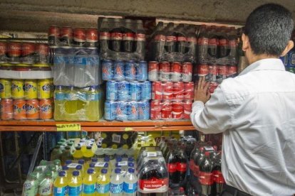 Bebidas azucaradas en un supermercado.